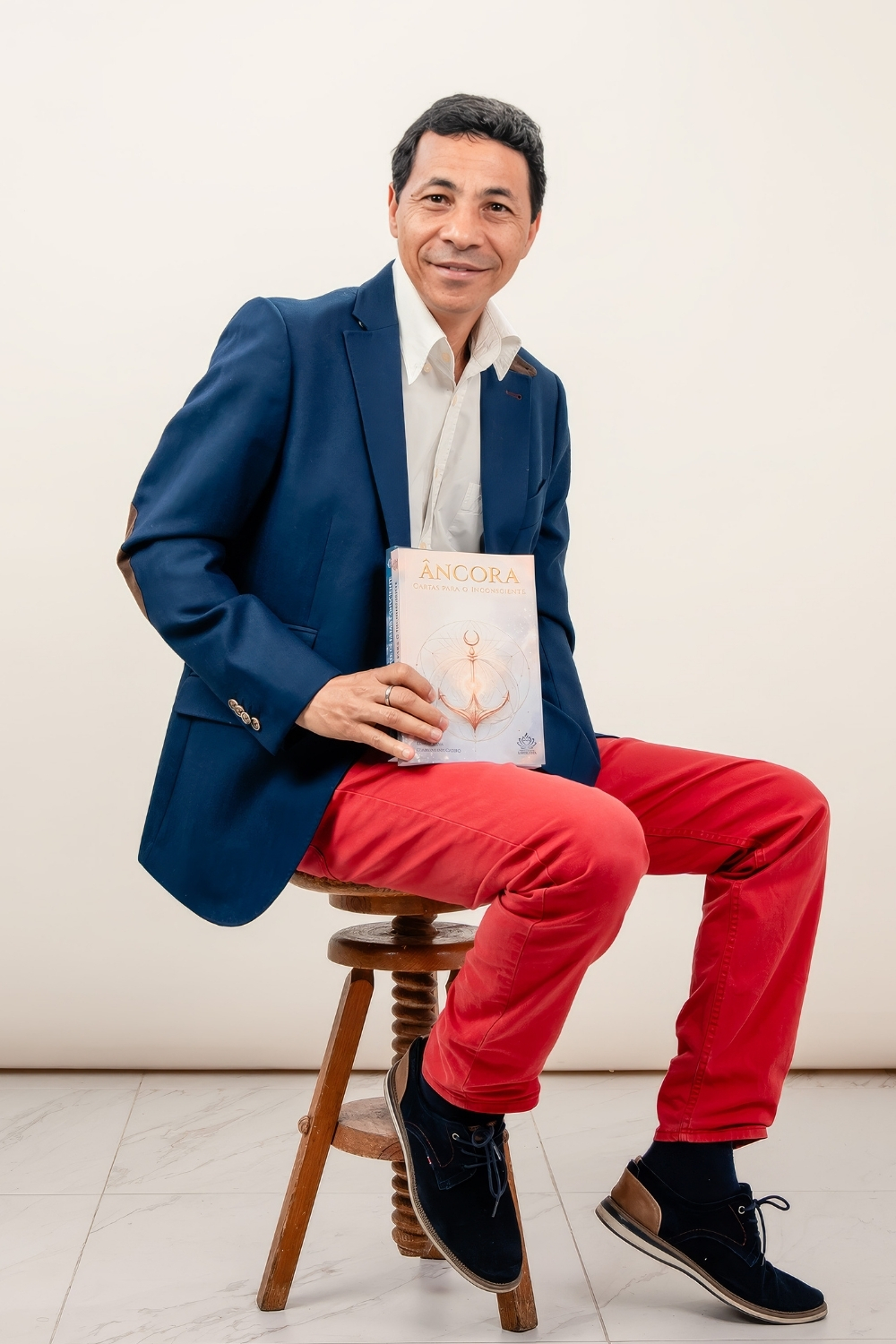 Edmar Silva com um dos seus livros
